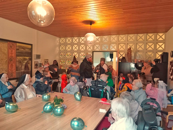 Kinder besuchen die Krankenabteilung