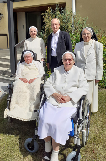 Die Jubilarinnen und Pfarrer Weyres. unten rechts: Sr. Hemma, links: Sr. Pieta. Oben rechts: Sr. Maria Bonosa und links: Sr. Raymunda.